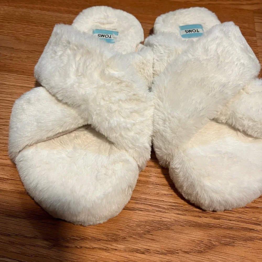 TOMS furry white toms slippers - Picture 2 of 6